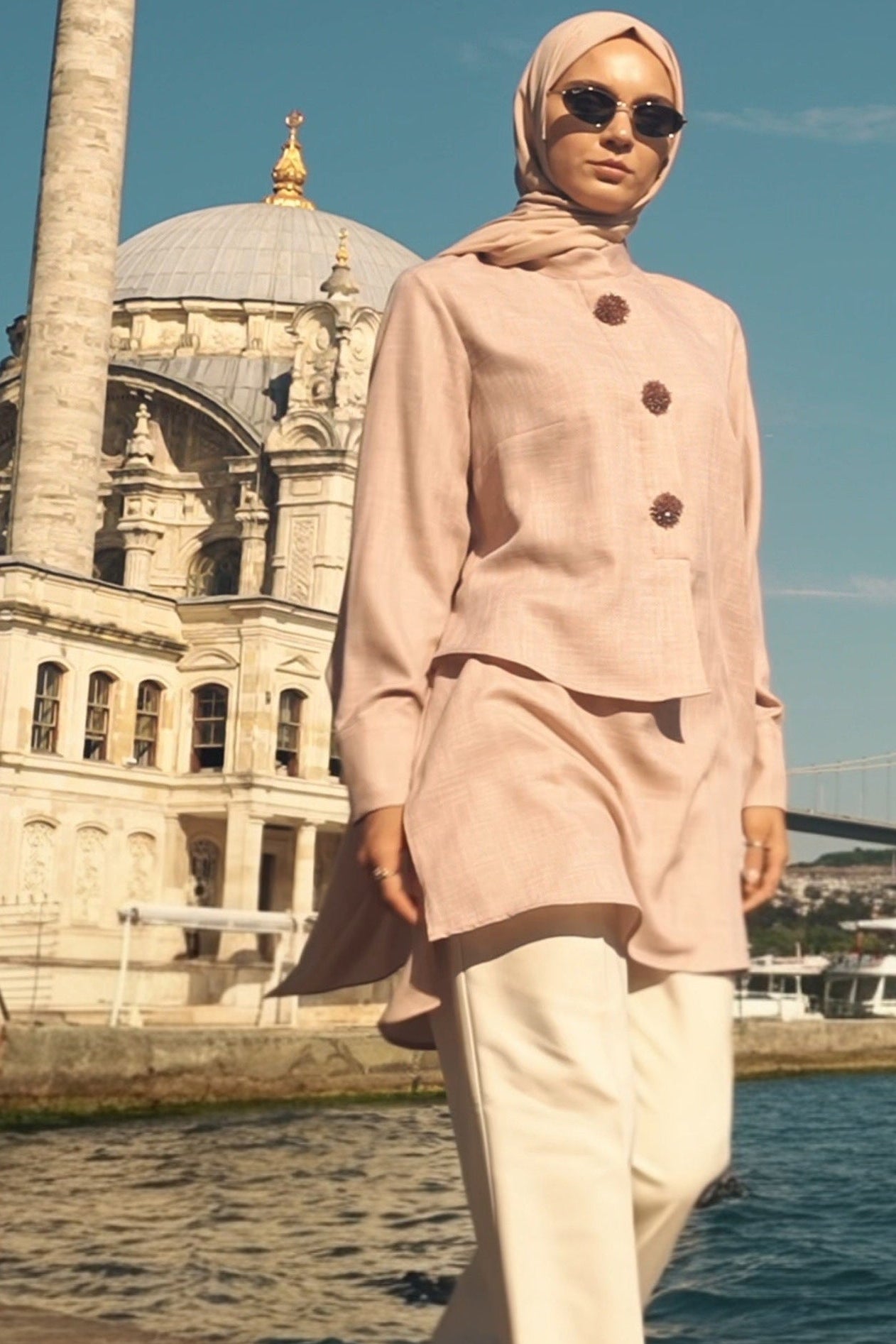 Chemise tunique à broche en pétale de rose